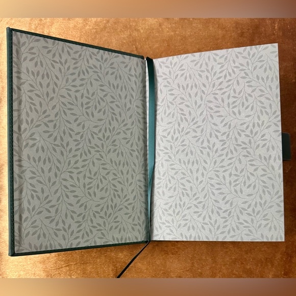 2025 Weekly Planner in Green with Gold Detail - Brand New - Picture 3 of 7